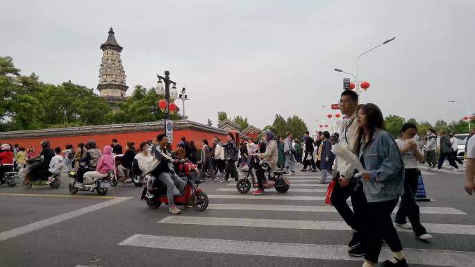 延时古城正定五一假期游客爆满
