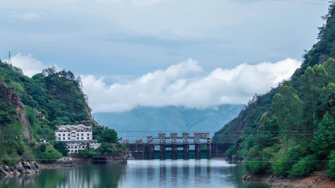 雨后山谷中水库发电站走云烟缭绕