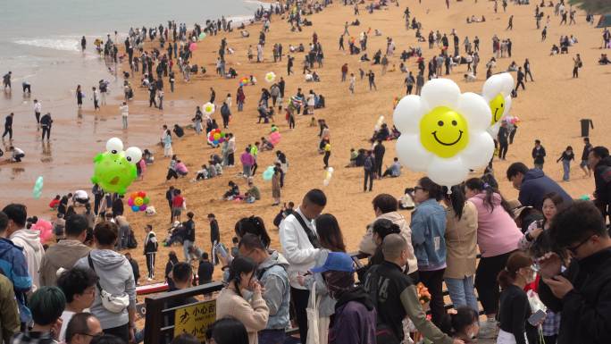 五一假日威海火炬八街的汹涌人流