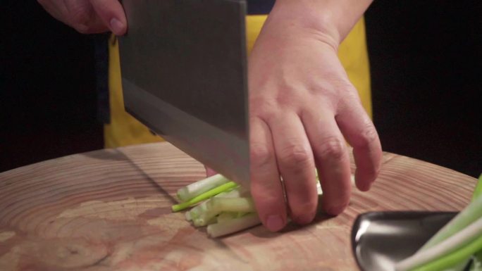 厨师用菜刀熟练切香葱高速拍摄