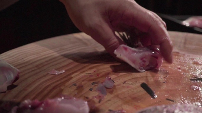 厨师熟练用菜刀切鱼肉高速镜头2