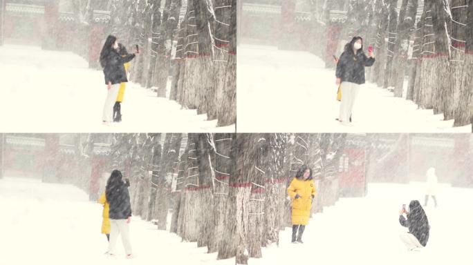 大雪中拍照留影的少女