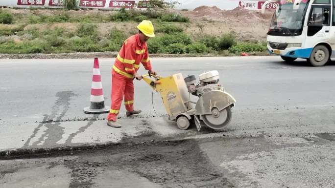 公路建设道路养护道路施工养护工人压路机械