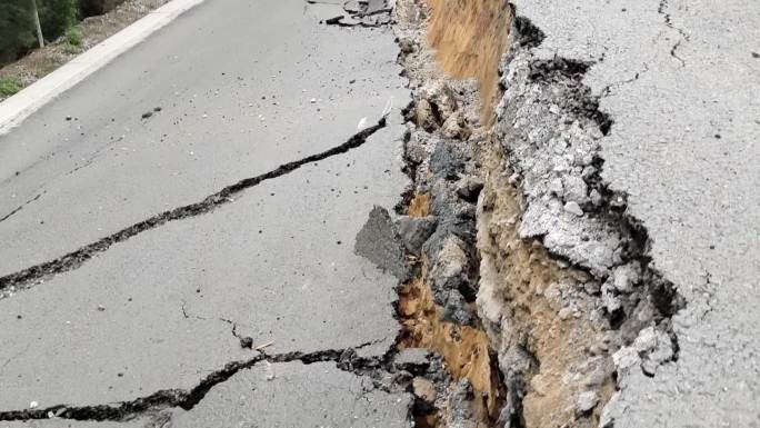 乡村道路塌陷柏油公路下沉坍塌路面下沉塌方