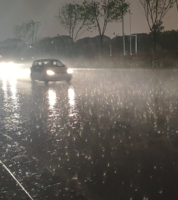 雨夜中的汽车驶过