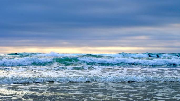 大海，海岸线，涨潮 播报汹涌的海浪