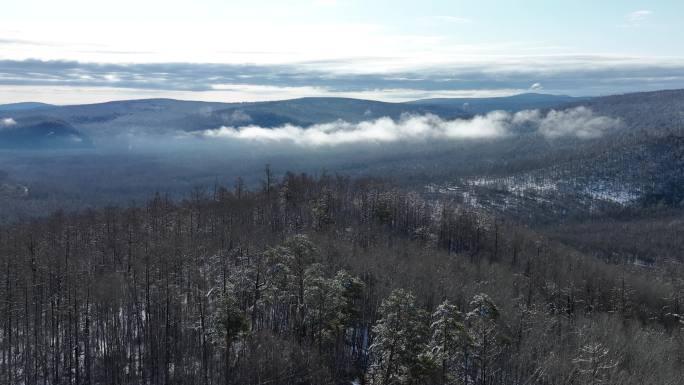 大兴安岭早春雪后雪色山岭云雾