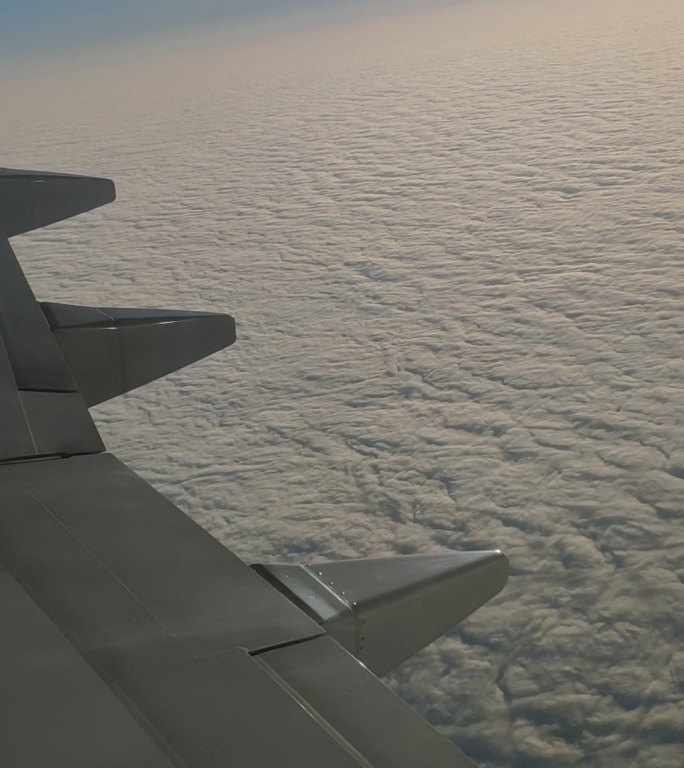 飞机空中看到的厚厚云层