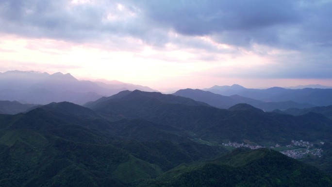 广东高州大山云卷云舒风起云涌