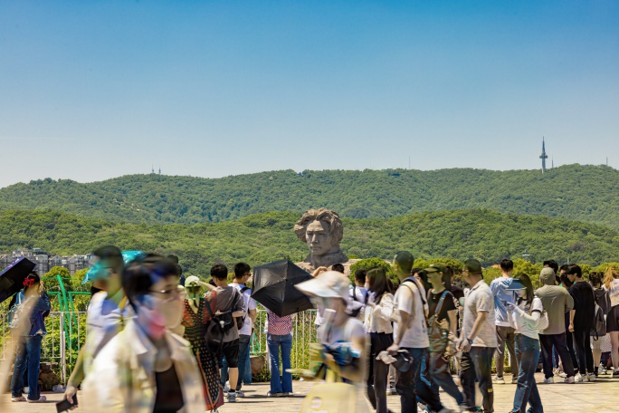 橘子洲伟人雕像和游客合影