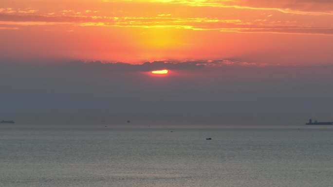 航拍威海半月湾的海上日出