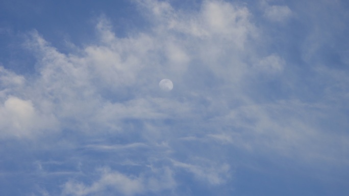蓝天上的云和月延时