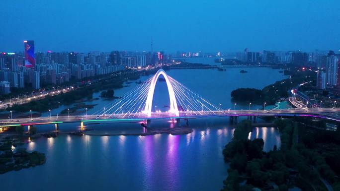 航拍临沂市沂龙湾大桥夜景