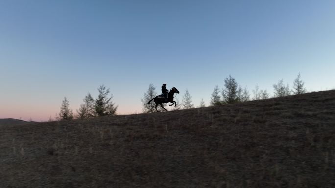 一人骑马狂野的山脊奔跑