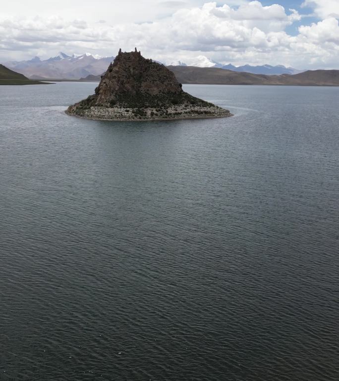 航拍群山峻岭湖泊小岛