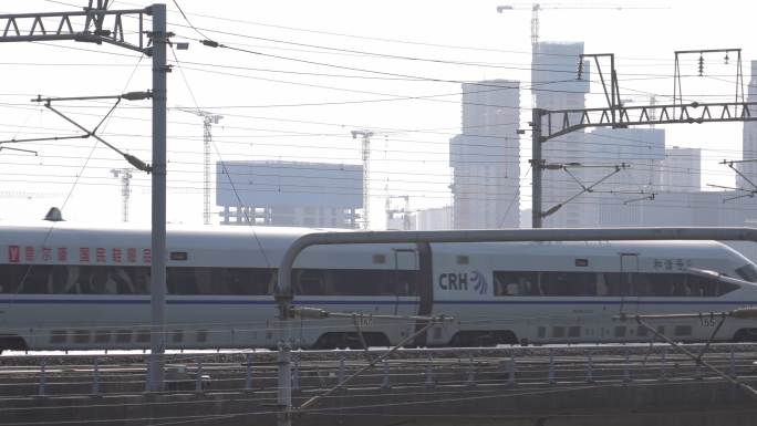 和谐号高铁动车火车经过城市