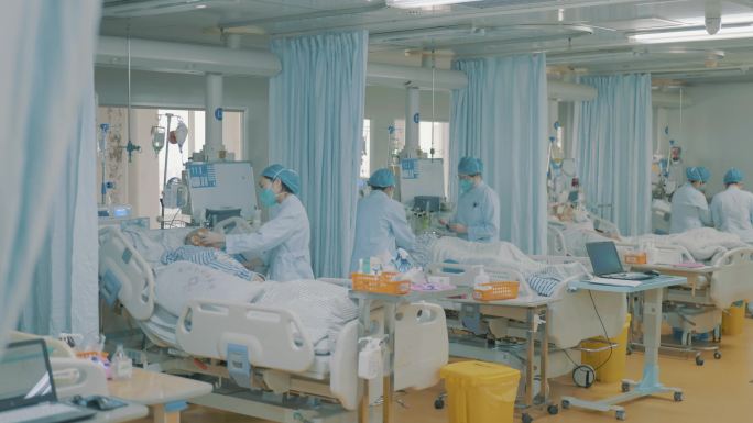 医院ICU重症病房呼吸机护士照顾病人