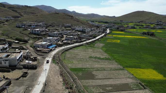 航拍群山峻岭村庄路跑