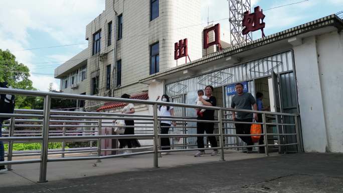 火车站出站口行人