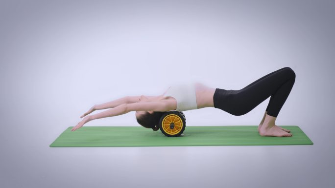 女子健身 瑜伽 腹肌轮