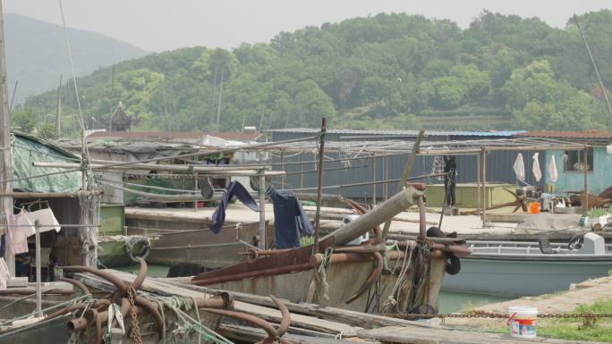 4K苏州太湖渔港村，渔船停泊在港湾里