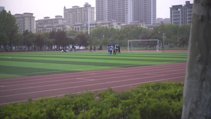 大学校园 盛夏校园空镜 校园操场 跑道