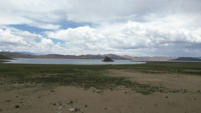 航拍群山峻岭湖泊小岛