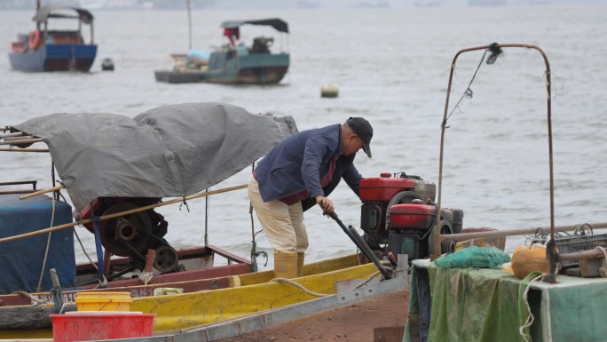 渔民发动渔船
