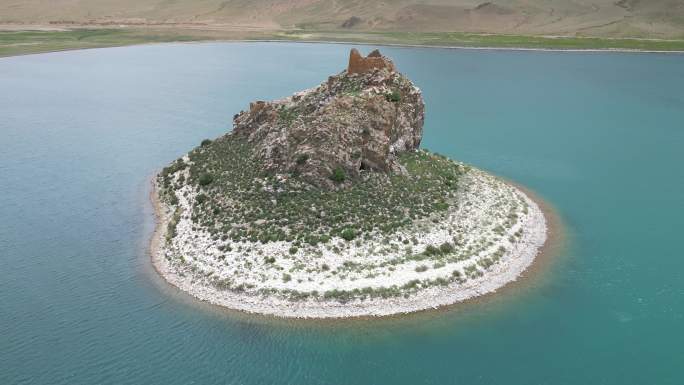 航拍群山峻岭湖泊小岛