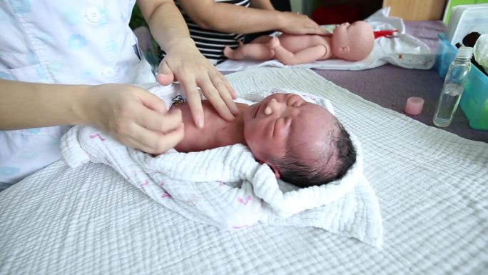 护士婴儿抚触产房育儿呵护