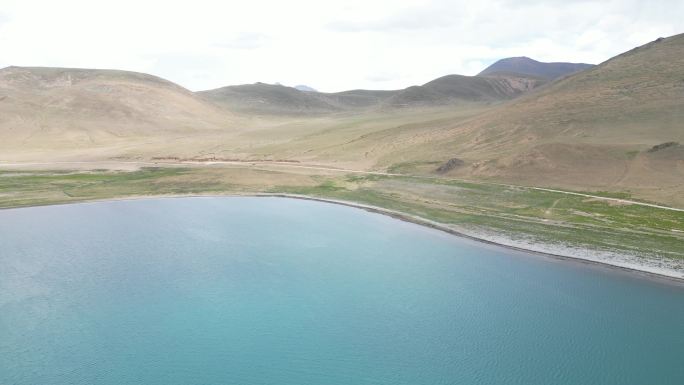 航拍群山峻岭湖泊小岛