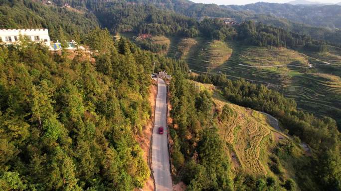 小汽车在蜿蜒的公路上行驶