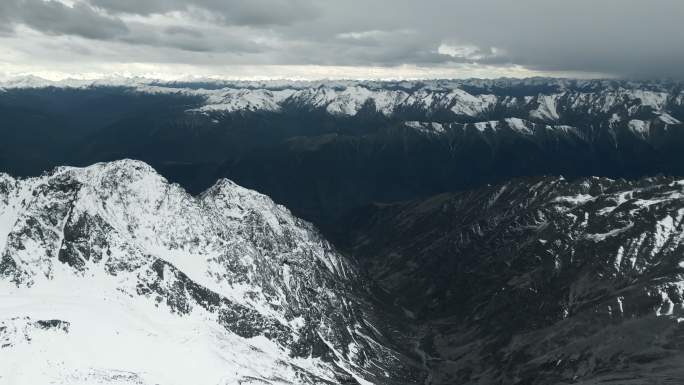 达古冰川 在雪山顶遥望绵延的雪峰