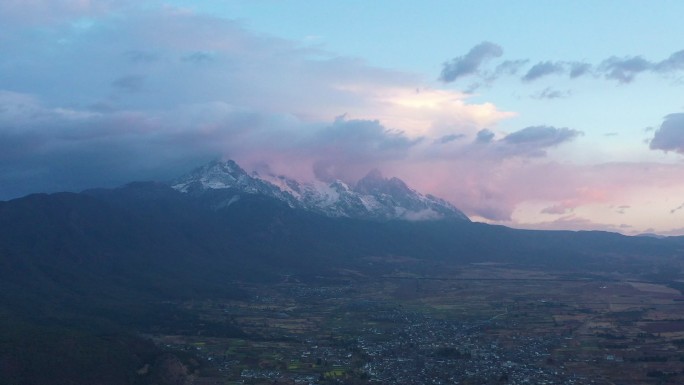 丽江玉龙雪山航拍日照金山