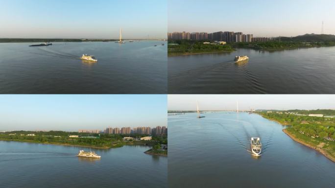 南京长江中的观光船