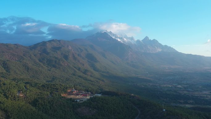 丽江玉龙雪山航拍日照金山