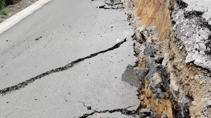 路塌陷下沉坍塌泥石流塌方地基下沉地面裂缝