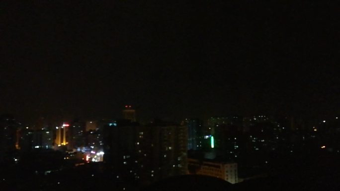 原创视频片段下雨白噪音闪电城市高楼夜景