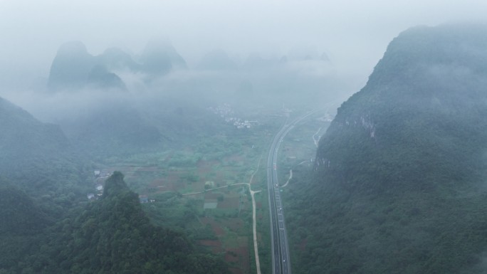 云雾缭绕的山谷中穿行的高速公路