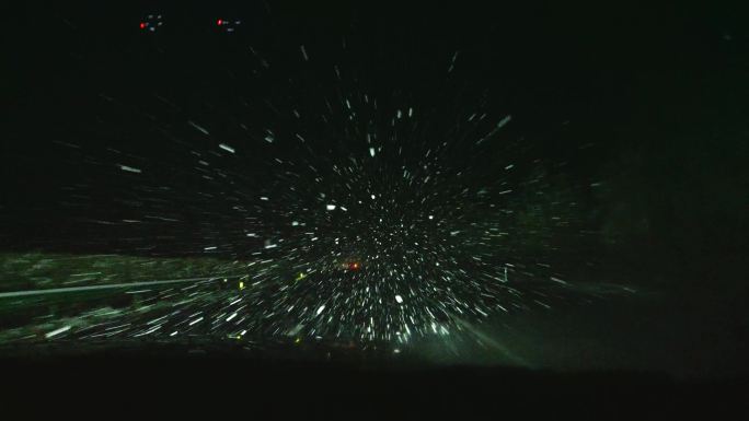 雨夹雪的高速路上开车