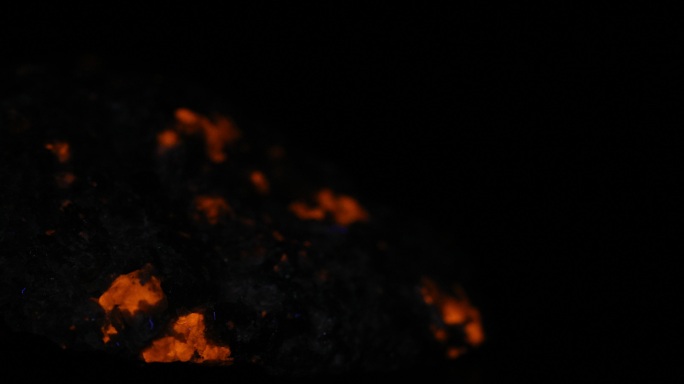 紫外灯照射下的火焰石