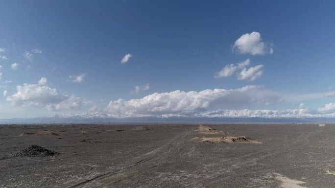 新疆哈密：坎儿井，一头连雪山，一头连绿洲