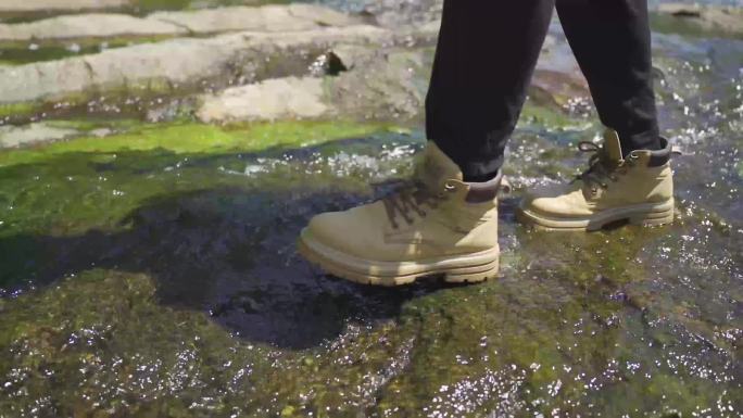 徒步前进 登山者脚步 踩水特写