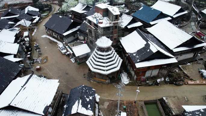 被雪覆盖的贫困小山村