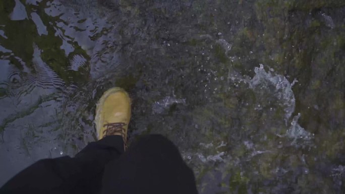 登山人 涉水 踩水脚步登山鞋