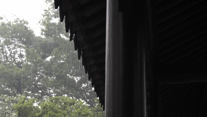 雨天屋檐滴水