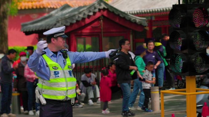 交警大街上指挥交通