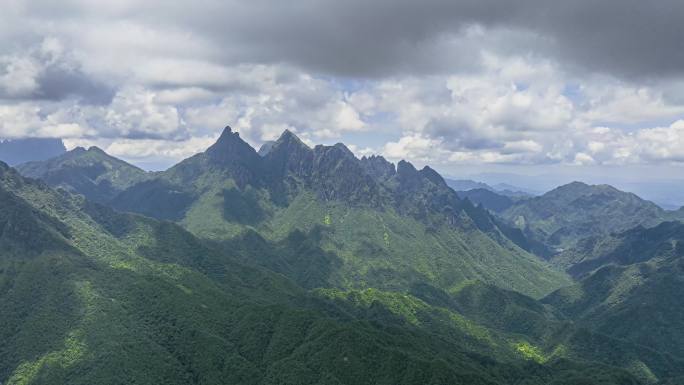 4K延时航拍平南北帝山蓝天白云光影交错