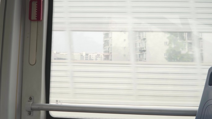 公交公共交通工具白天阳光座椅窗边出行城市