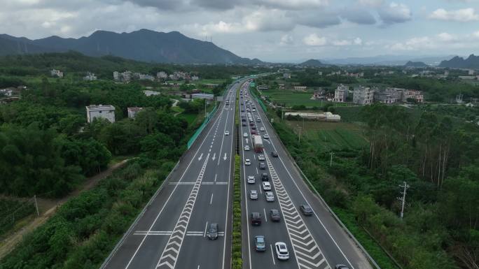 高速公路航拍五一十一节假日塞车堵车